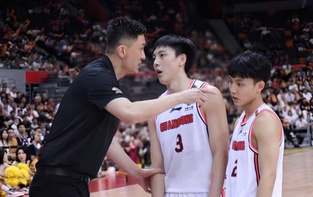 包含今夜英超传出新动向，深圳男篮手感冰凉，管理层表态——气氛紧张，轮换策略成焦点的词条